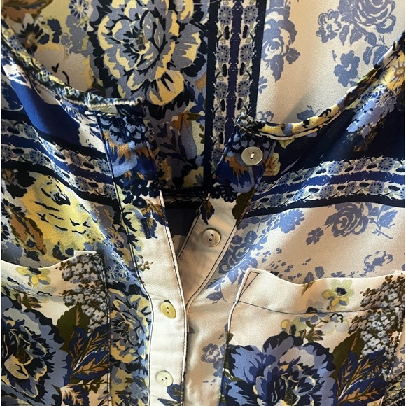 3/4 Length Light Weight Shirt w Pockets and Floral Print - Picture 3 of 7